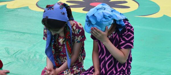 Девочки плачут, архивное фото - Sputnik Тоҷикистон