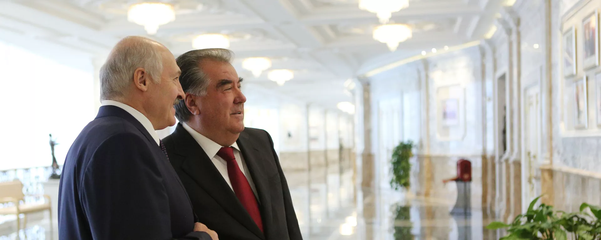 Президент Беларуси Александр Лукашенко и президент Таджикистана Эмомали Рахмон  - Sputnik Тоҷикистон, 1920, 30.08.2021