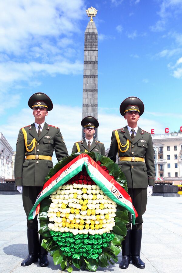 Раҳмон дар назди муҷассамаи Ғалаба дар шаҳри Минск гулчанбар гузошт - Sputnik Тоҷикистон