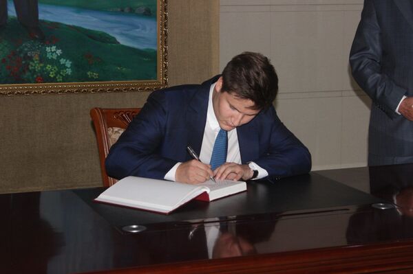 Табақу гӯшаи Ислом ва туҳфаҳои Президент: боздидҳои Алӣ Муҳаммад Оқохон дар Душанбе-акс - Sputnik Тоҷикистон