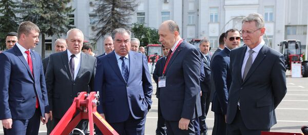 Боздиди Раҳмон аз корхонаи истеҳсолии трактор дар Минск Боздиди Раҳмон аз корхонаи истеҳсолии трактор дар Минск - Sputnik Тоҷикистон