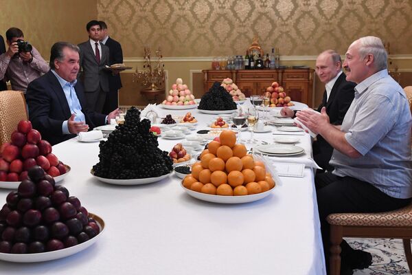 Путин ҳам галстукашро кашид: мулоқоти ғайрирасмӣ ва ғизохӯрии се президент - аксҳо - Sputnik Тоҷикистон