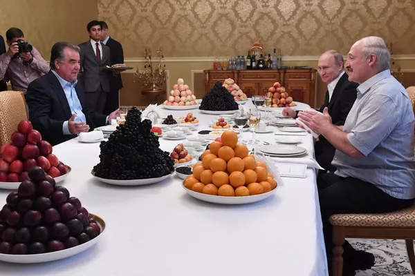Мулоқоти сеҷонибаи сарони давлатҳои Тоҷикистон, Беларус ва Россия муҳтарам Эмомалӣ Раҳмон, Александр Лукашенко ва Владимир Путин Мулоқоти сеҷонибаи сарони давлатҳои Тоҷикистон, Беларус ва Россия муҳтарам Эмомалӣ Раҳмон, Александр Лукашенко ва Владимир Путин - Sputnik Тоҷикистон