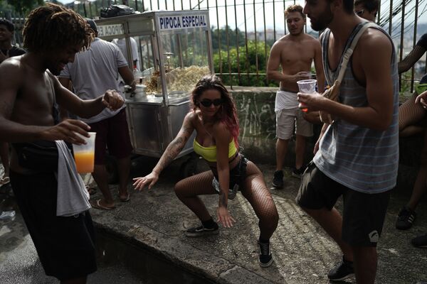 Девушка танцует во время уличного карнавала на улице в Рио-де-Жанейро, Бразилия - Sputnik Таджикистан