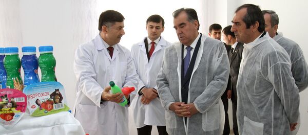 Эмомалӣ Раҳмон, президенти Тоҷикистон ҳангоми боздид аз ширкати Наврӯз Комилов дар соли 2014 - Sputnik Тоҷикистон