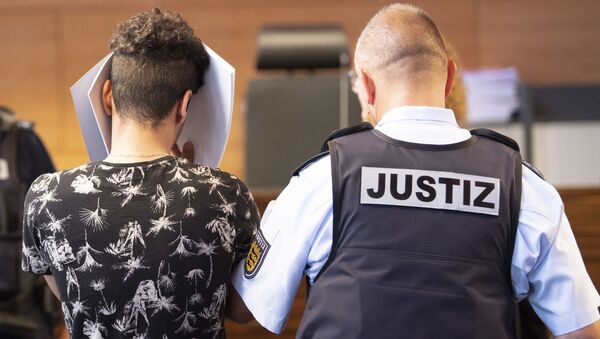 Один из обвиняемых в групповом изнасиловании 18-летней девушки в зале суда во Фрайбурге, Германия. 26 июня 2019 - Sputnik Таджикистан