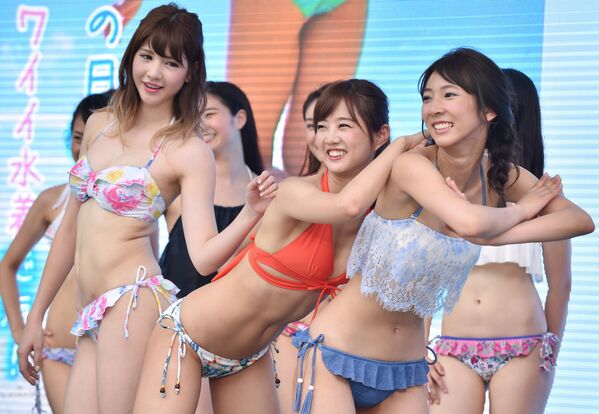 Модели позируют в бикини во время танцевального рекламного флешмоба в Токио, Япония - Sputnik Таджикистан