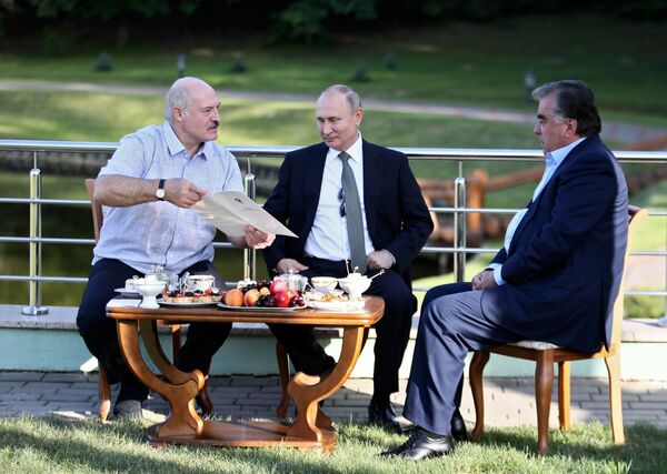Рахмон вместе с президентами России и Беларуси на неформальной встрече в Минске. - Sputnik Таджикистан