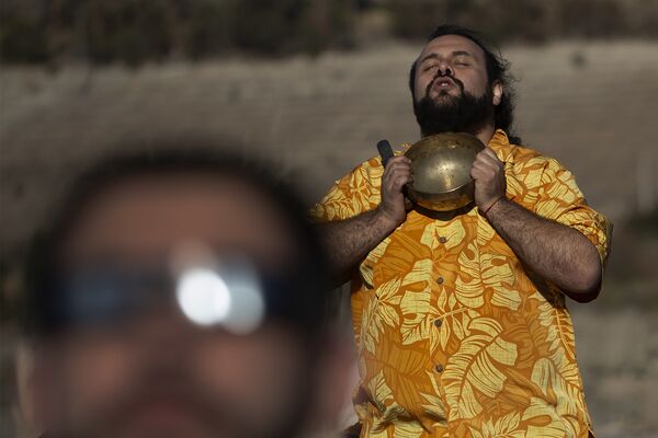 Мужчина молится во время солнечного затмения в Чили  - Sputnik Таджикистан