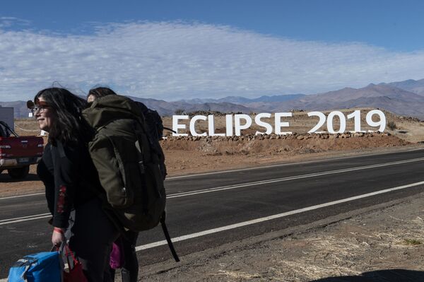 Туристы в пустыне Атакама для наблюдения за солнечным затмением  - Sputnik Таджикистан