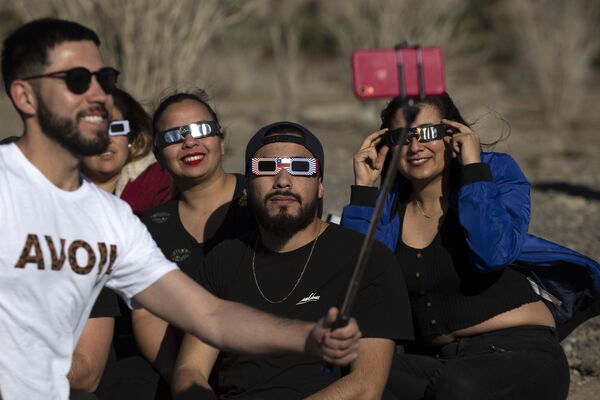 Наблюдатели полного солнечного затмения в Чили - Sputnik Таджикистан