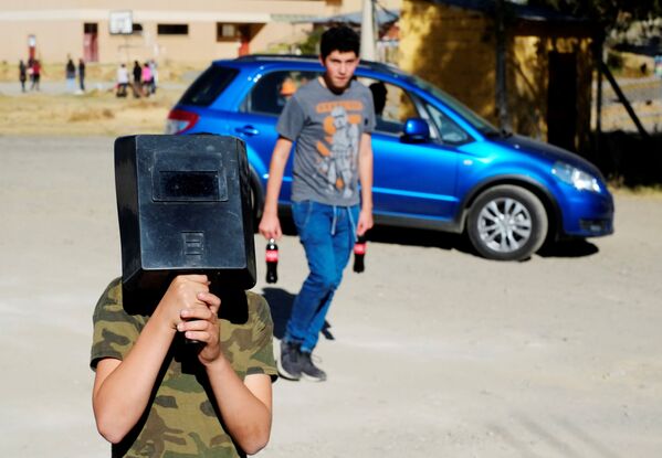 Мальчик тестирует специальные защитные очки для наблюдения за солнечным затмением в Боливии  - Sputnik Таджикистан
