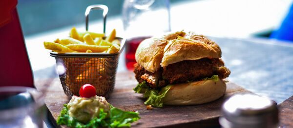 Бургер и картофель фри - Sputnik Тоҷикистон