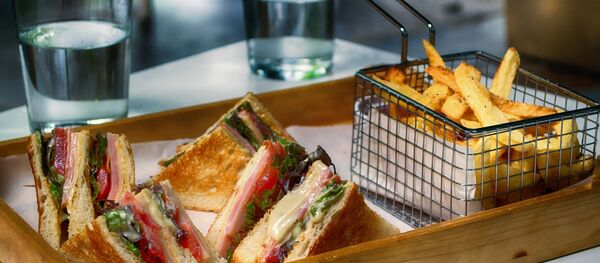 Сэндвич и картофель фри - Sputnik Таджикистан