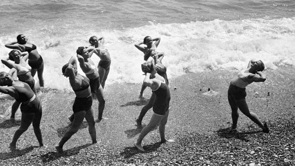 Утренняя зарядка на Черноморском побережье Крыма. 1953 год - Sputnik Тоҷикистон