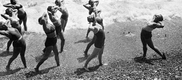 Утренняя зарядка на Черноморском побережье Крыма. 1953 год - Sputnik Тоҷикистон