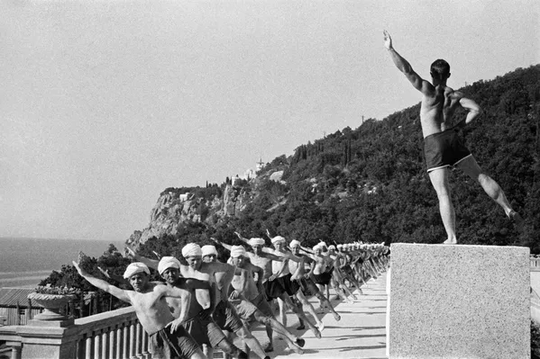 Утренняя зарядка в одном из санаториев Крыма, 1954 год Утренняя зарядка в одном из санаториев Крыма, 1954 год - Sputnik Тоҷикистон