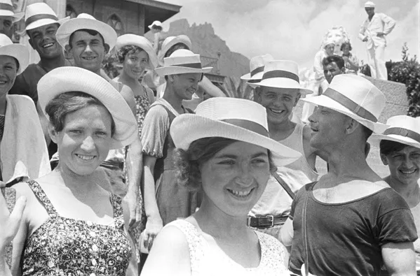 Молодежь, отдыхающая в Ялте. 1939 год Молодежь, отдыхающая в Ялте. 1939 год - Sputnik Тоҷикистон