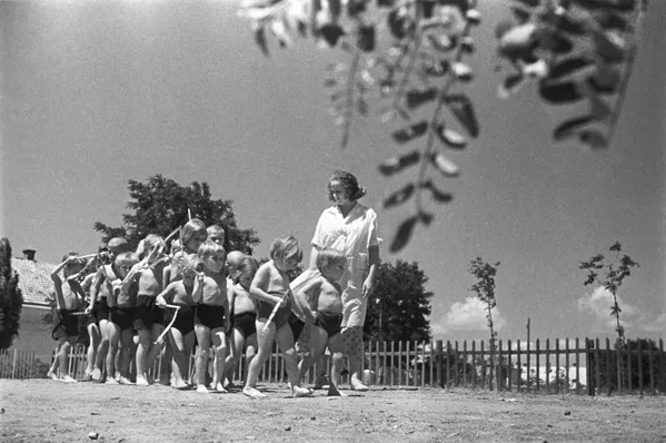 Воспитанники детского сада зерносовхоза Феодосийский на прогулке. Крым, 1939 год Воспитанники детского сада зерносовхоза Феодосийский на прогулке. Крым, 1939 год - Sputnik Тоҷикистон
