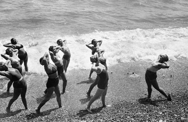 Утренняя зарядка на Черноморском побережье Крыма. 1953 год Утренняя зарядка на Черноморском побережье Крыма. 1953 год - Sputnik Тоҷикистон