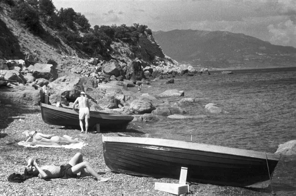 Солнечные ванны на берегу Черного моря. Крым, 1950 год Солнечные ванны на берегу Черного моря. Крым, 1950 год - Sputnik Тоҷикистон