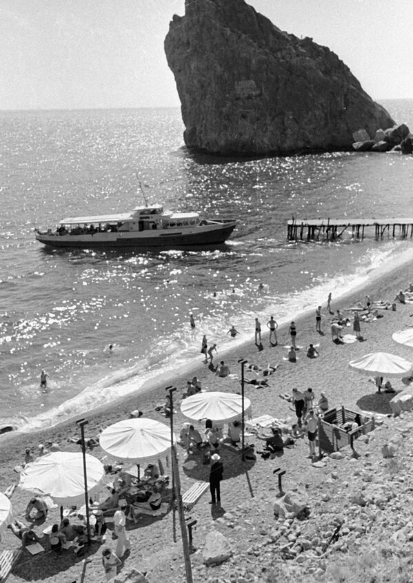 Отдыхающие загорают на пляже в Симеизе на южном берегу Крыма, 1964 год - Sputnik Тоҷикистон