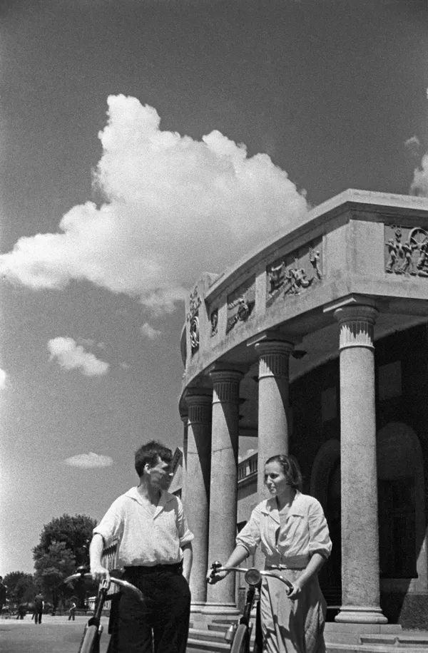 Здание Дома культуры металлургов в Керчи, 1951 год Здание Дома культуры металлургов в Керчи, 1951 год - Sputnik Тоҷикистон