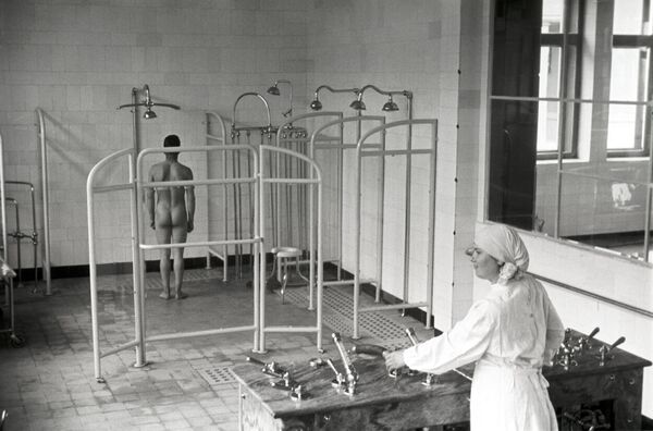Водные процедуры в ялтинском санатории Курпаты, 1950 год - Sputnik Тоҷикистон