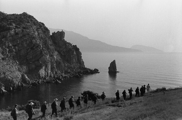 Туристы на берегу Черного моря в Крыму, 1955 год - Sputnik Тоҷикистон