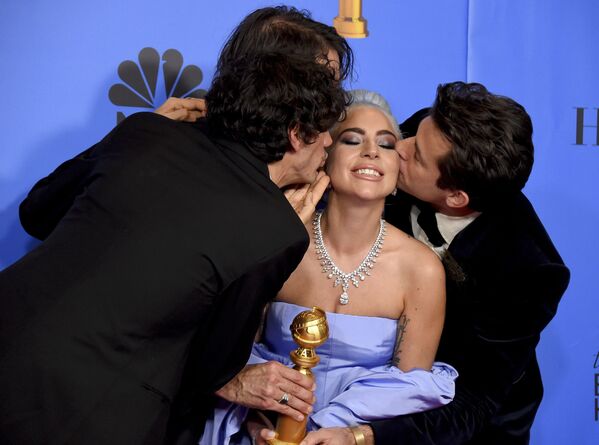 Энтони Россомандо, Эндрю Уайетт и Марк Ронсон целуют Леди Гагу на премии Золотой глобус в Беверли-Хиллз - Sputnik Таджикистан