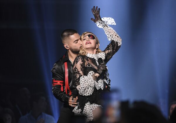 Колумбийский певец Малума целует певицу Мадонну во время выступления на Billboard Music Awards  - Sputnik Таджикистан