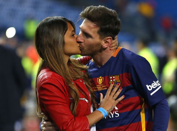 Лионель Месси целует свою жену Антонеллу Роккуццо на стадионе в Мадриде - Sputnik Таджикистан