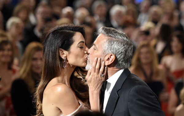 Актер и режиссер Джордж Клуни целует свою жену Амаль на торжественной церемонии вручения награды AFI Life Achievement Award в Лос-Анджелесе  - Sputnik Таджикистан