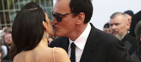 Режиссер Квентин Тарантино целует свою жену Даниэлу Пик на 72-м международном кинофестивале, Канны - Sputnik Таджикистан