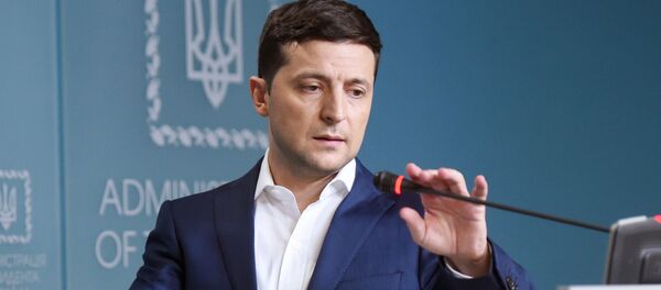 Президент Украины Владимир Зеленский во время брифинга в Киеве - Sputnik Таджикистан