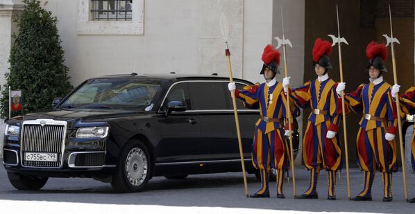 Автомобиль с российским президентом Владимиром Путиным проезжает мимо солдат швейцарской гвардии Ватикана - Sputnik Таджикистан