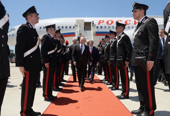 Президент России Владимир Путин выходит из самолета по прибытии в международный аэропорт Рима - Sputnik Таджикистан