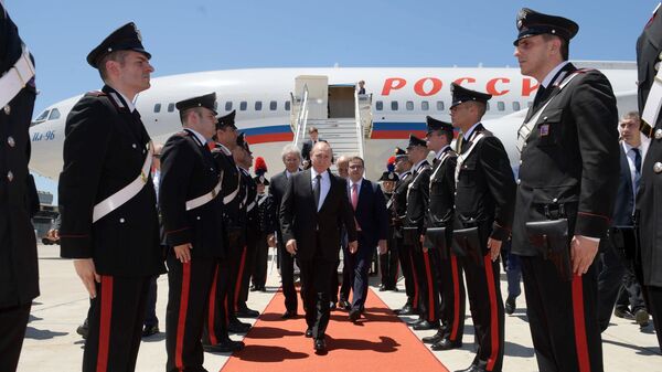 Президент России Владимир Путин выходит из самолета по прибытии в международный аэропорт Рима - Sputnik Таджикистан