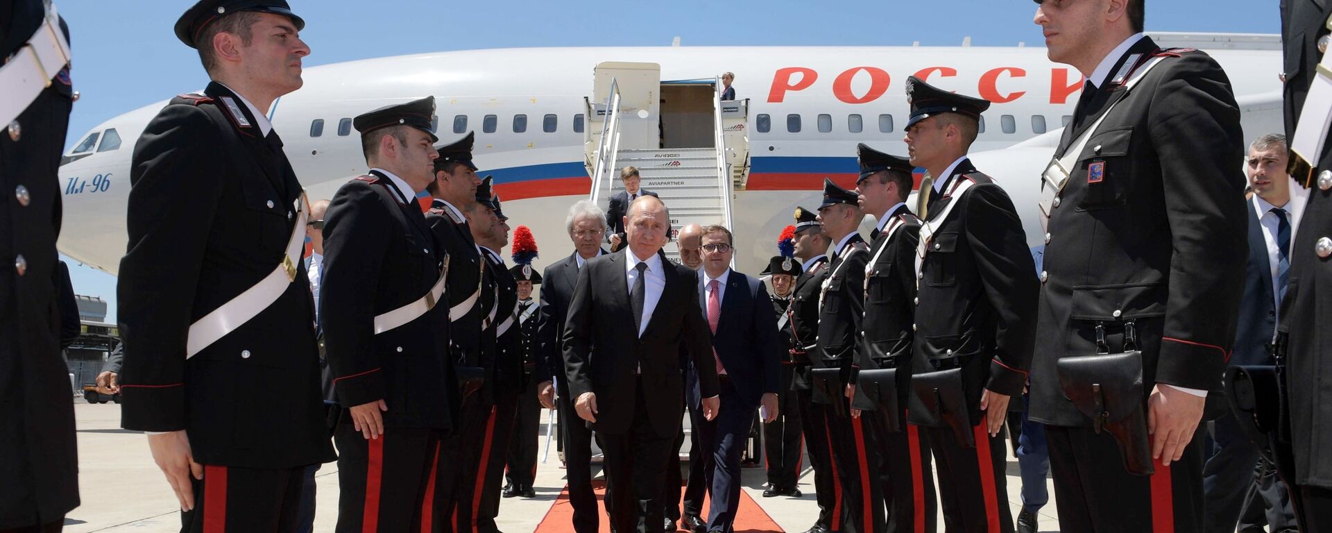Президент России Владимир Путин выходит из самолета по прибытии в международный аэропорт Рима - Sputnik Таджикистан, 1920, 30.11.2021