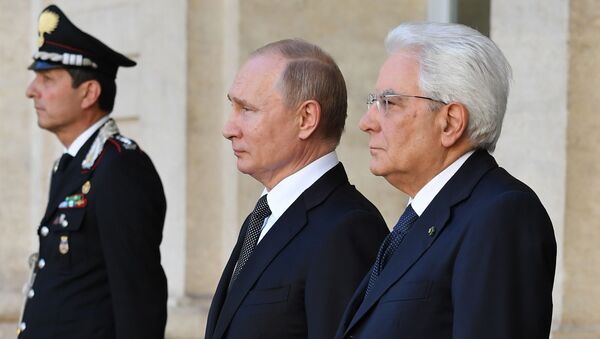 Президент Италии Серхио Маттарелла (R) и президент России Владимир Путин (C) слушают государственные гимны во время приветственной церемонии по прибытии Путина - Sputnik Таджикистан
