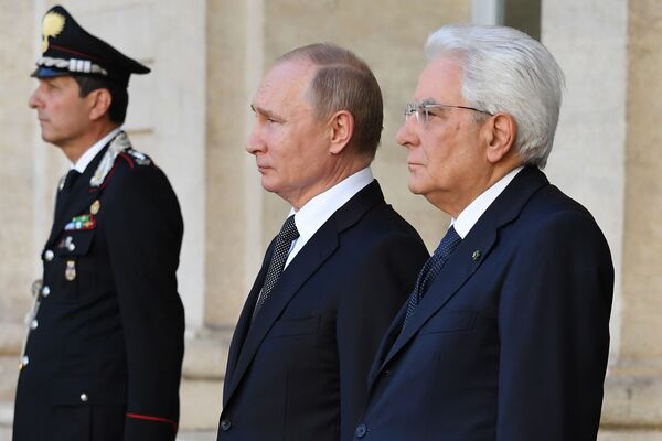 Президент Италии Серхио Маттарелла (R) и президент России Владимир Путин (C) слушают государственные гимны во время приветственной церемонии по прибытии Путина - Sputnik Таджикистан