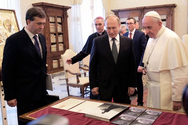 Путин подарил Папе Римскому диск с фильмом Грех - Sputnik Таджикистан