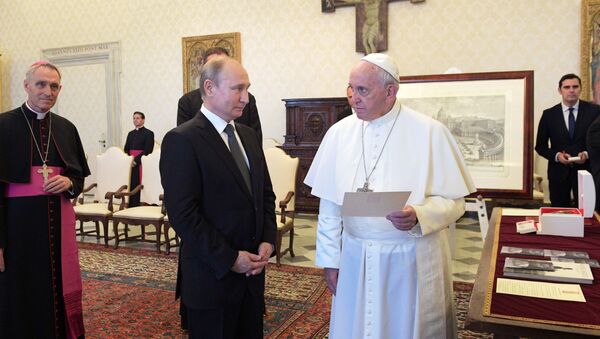 Президент РФ Владимир Путин и Папа Римский Франциск - Sputnik Таджикистан