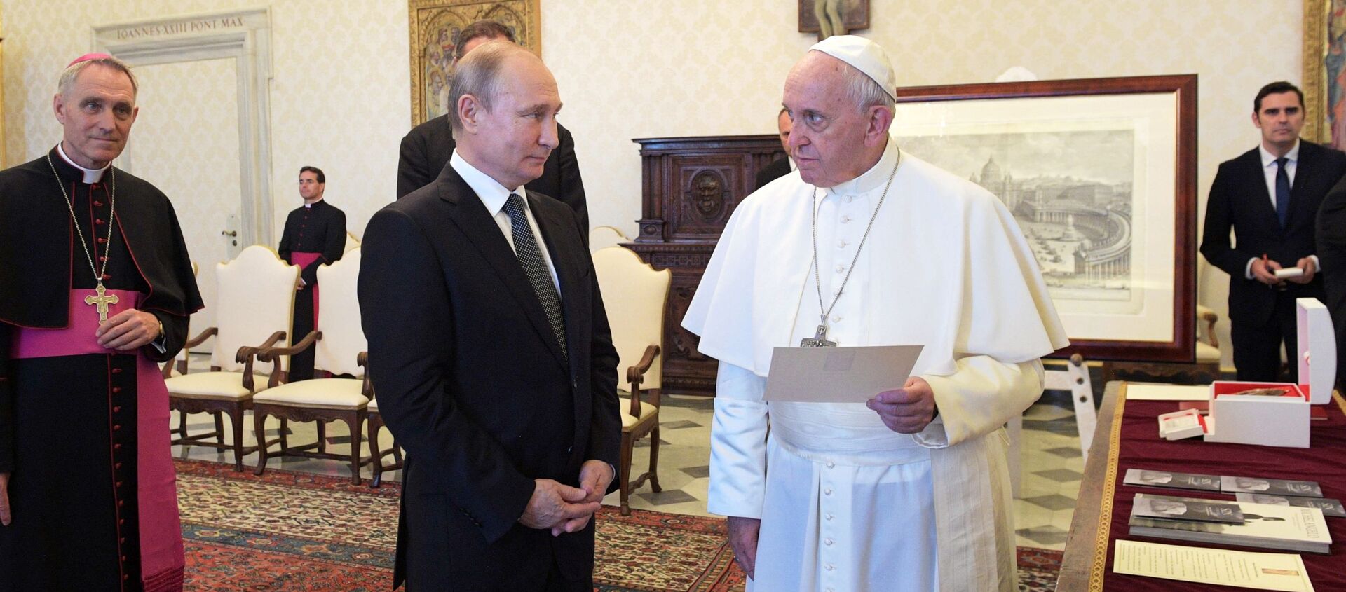 Президент РФ Владимир Путин и Папа Римский Франциск - Sputnik Таджикистан, 1920, 05.07.2019