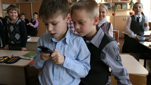 Школьники играют с телефоном в школе - Sputnik Таджикистан