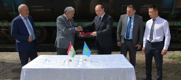 Посол Казахстана в Таджикистане Аскар Тажибаев принял участие в церемонии официальной передачи гуманитарной помощи Республики Казахстан таджикской стороне - Sputnik Таджикистан