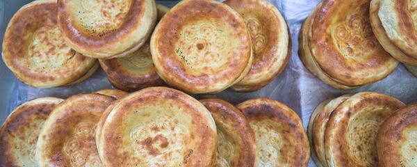 Как пекут традиционные таджикские лепешки - Sputnik Таджикистан