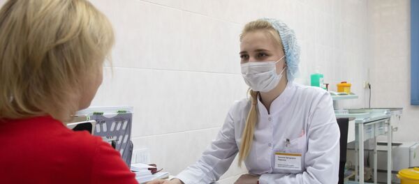 Пациентка в прививочном кабинете в городской поликлинике Пациентка в прививочном кабинете в городской поликлинике - Sputnik Таджикистан