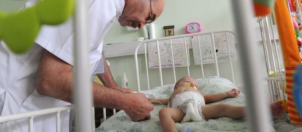 Директор Федерального научного центра трансплантологии и искусственных органов им. академика В.И. Шумакова Сергей Готье во время осмотра пациента - Sputnik Тоҷикистон