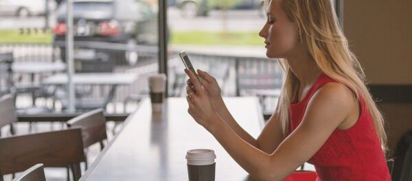 Девушка в кофейне Девушка в кофейне - Sputnik Таджикистан